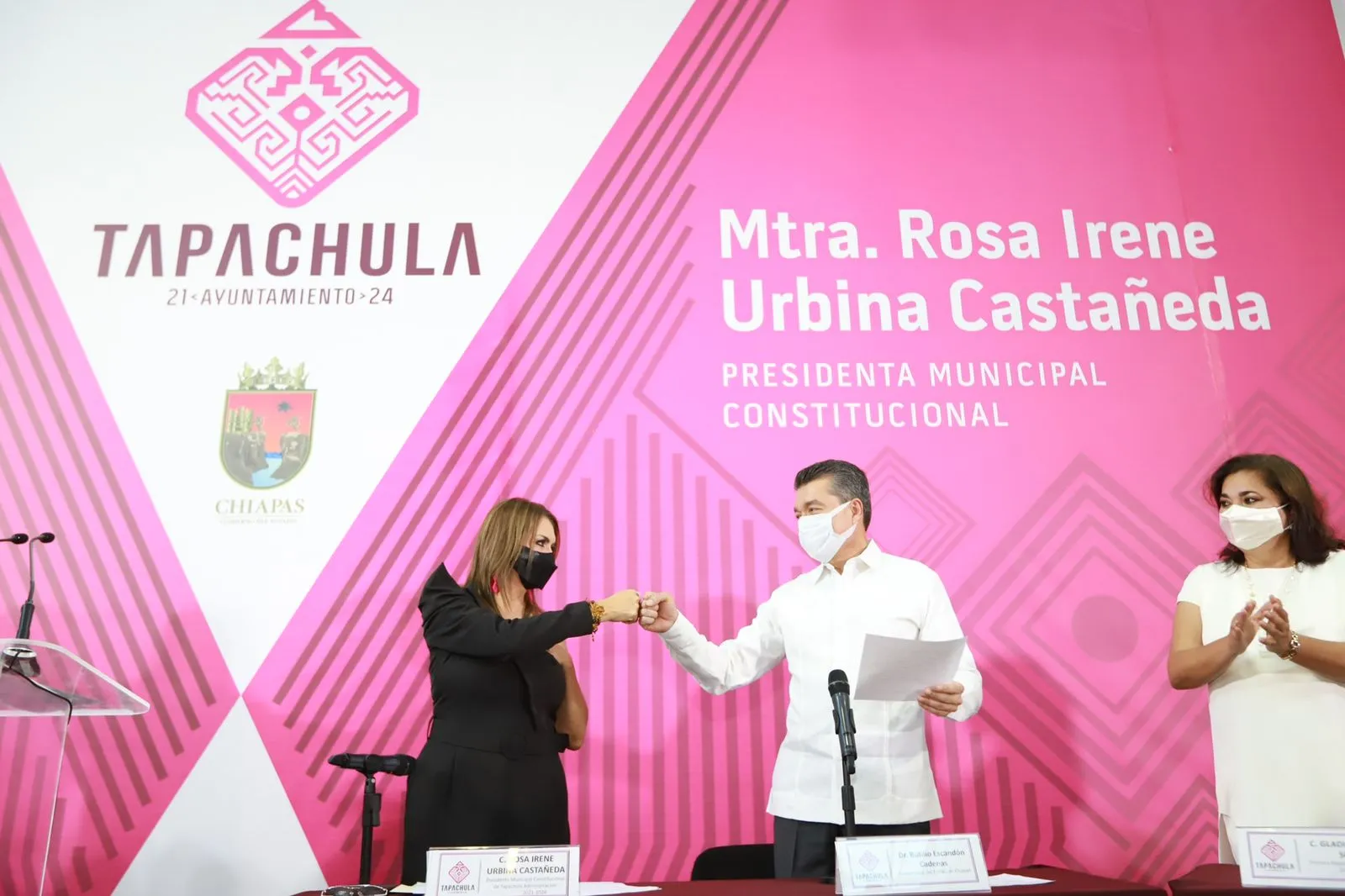 Rutilio Escandón asiste a toma de protesta de la alcaldesa de Tapachula, Rosa Irene Urbina Castañeda