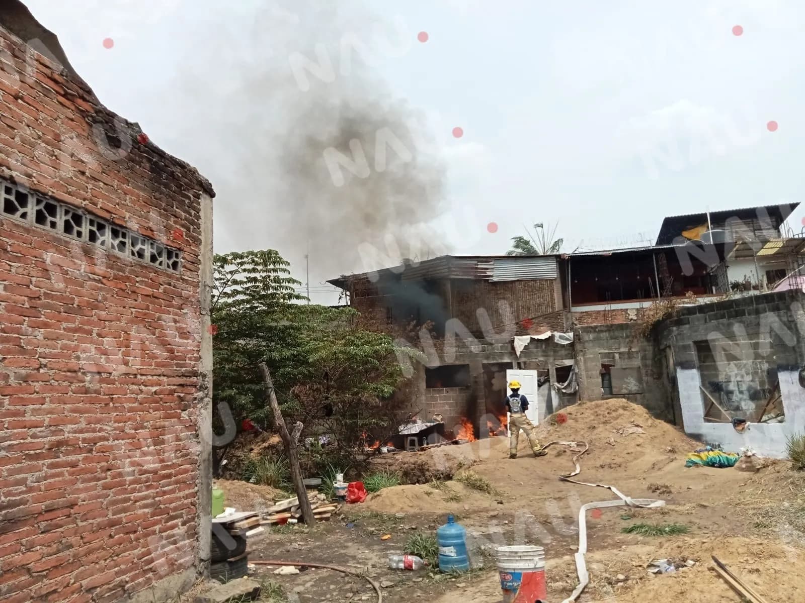 Se incendia casa abandonada en la 6a avenida Sur y 20 calle poniente