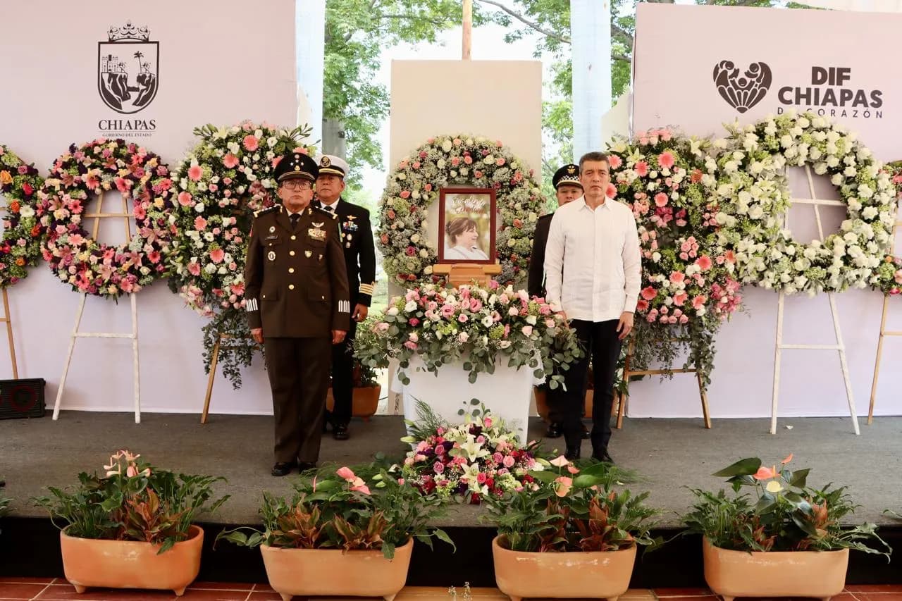 Rutilio Escandón participó en Homenaje Póstumo del DIF Chiapas a su esposa Rosalinda López Hernández