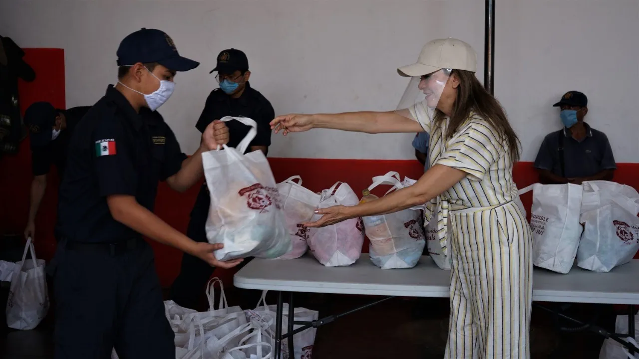 Urbina Castañeda Entrega Apoyos Alimentarios Al Heroico Cuerpo De Bomberos