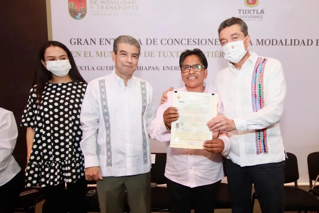 En Tuxtla Gutiérrez, entrega Rutilio Escandón mil 854 concesiones a mujeres y hombres del transporte público