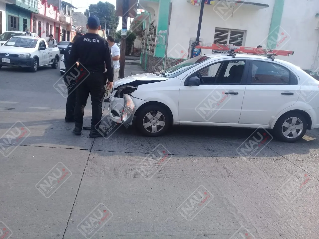 Taxi y particular chocan en la 3ª avenida sur y 2ª calle oriente