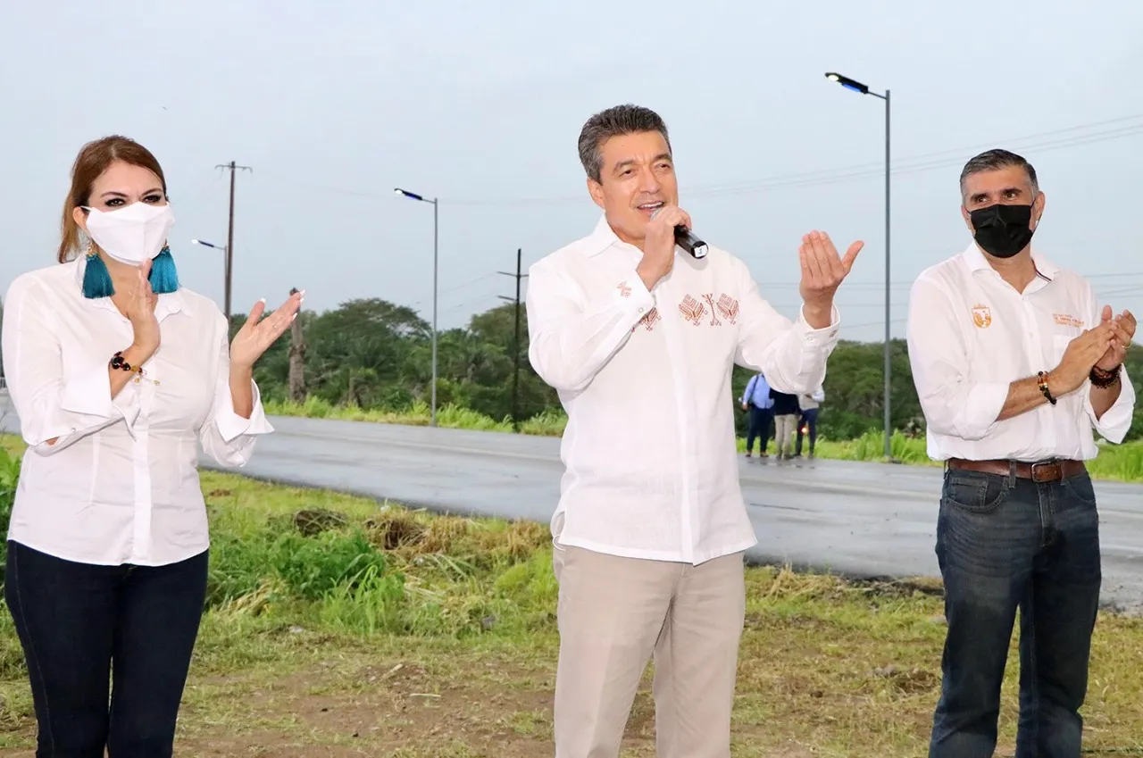 En Tapachula, Rutilio Escandón inaugura sistema de alumbrado público en el Libramiento Sur