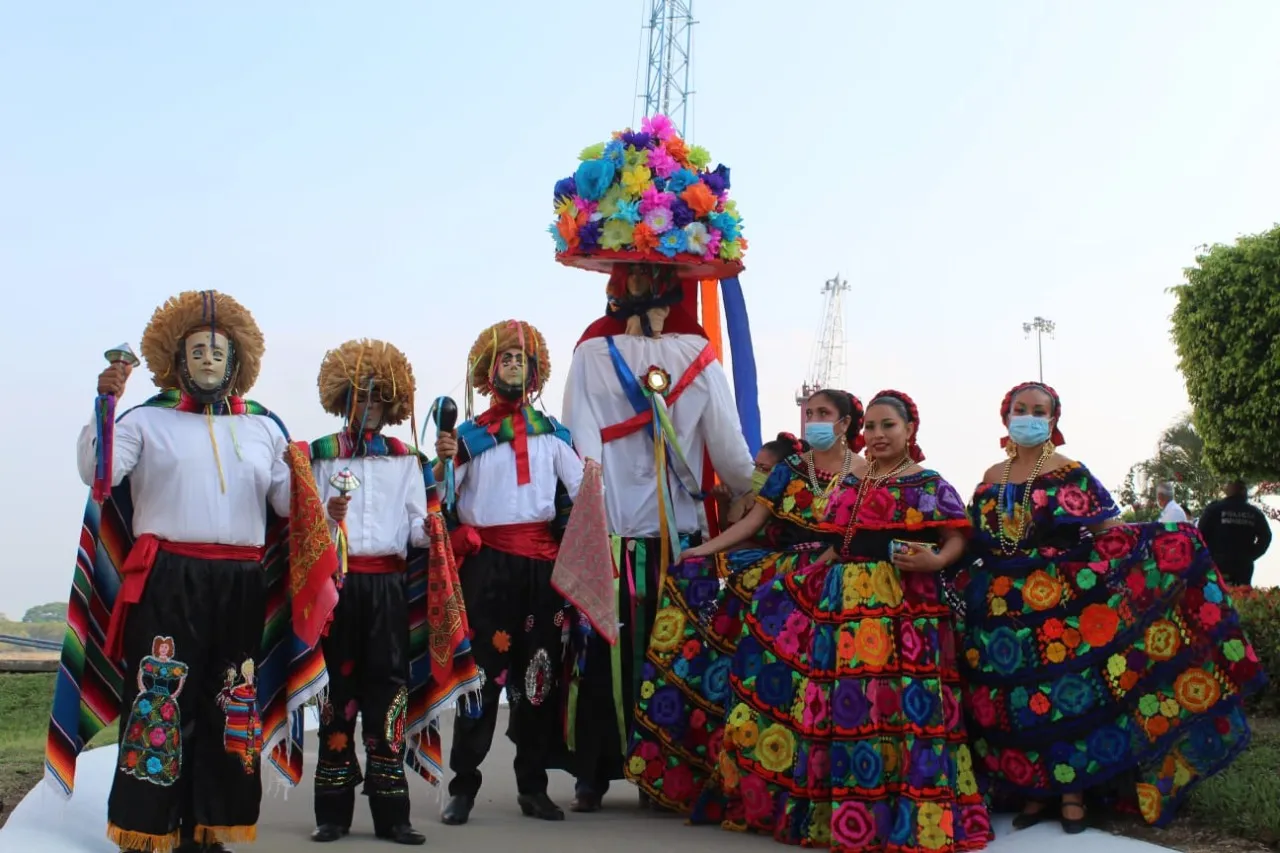 CON ACTIVIDADES CULTURALES SE RECIBE A TURISTAS DEL CRUCERO EURODAM EN PUERTO CHIAPAS