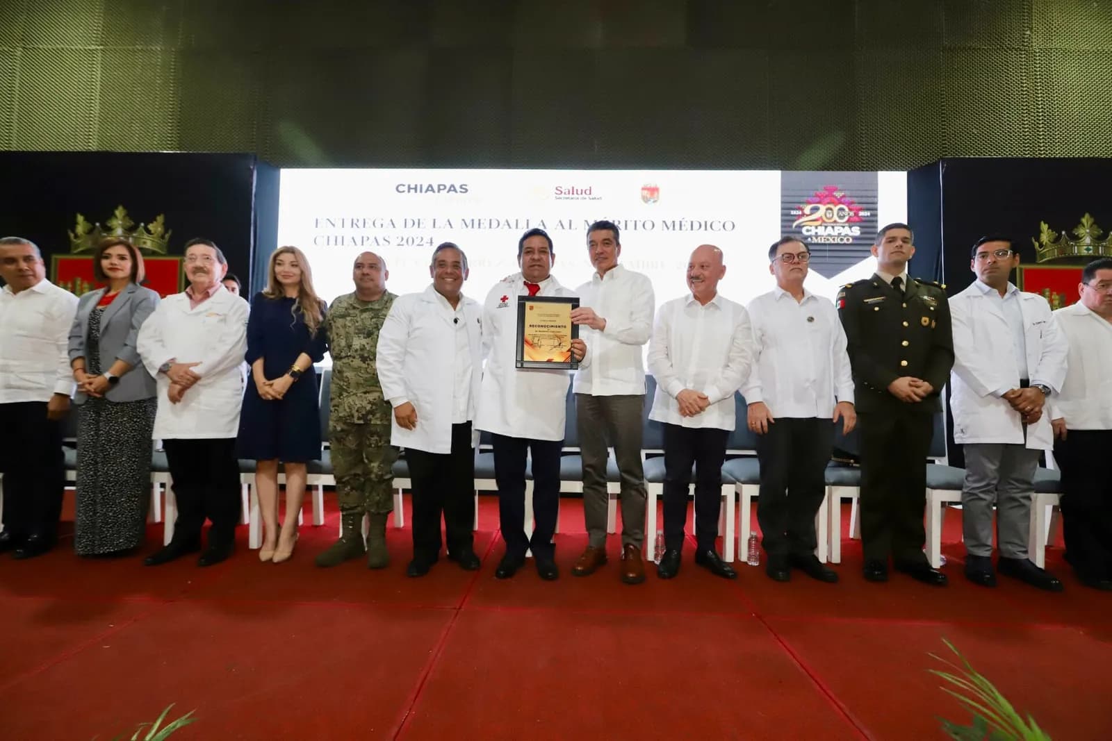 Entrega Rutilio Escandón Medalla al Mérito Médico Chiapas 2024 al doctor Jesús Sepúlveda Delgado