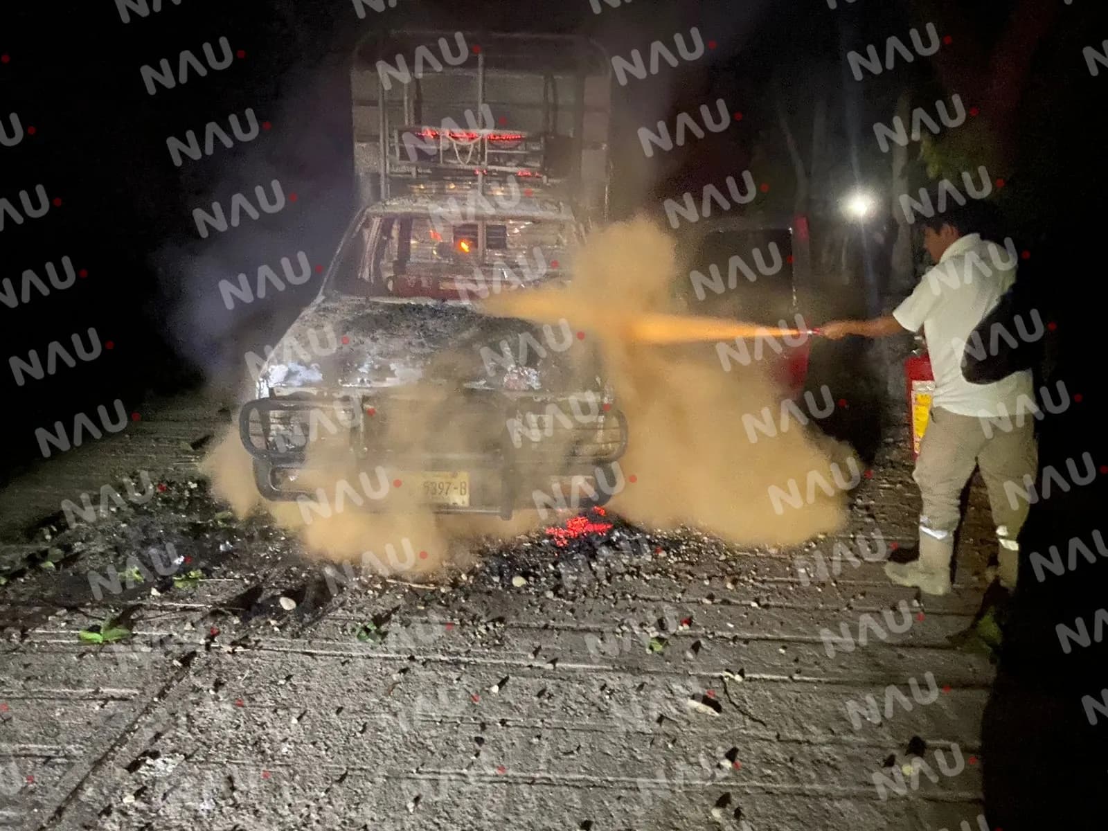 Se incendia una camioneta en la colonia Progreso de Mapastepec