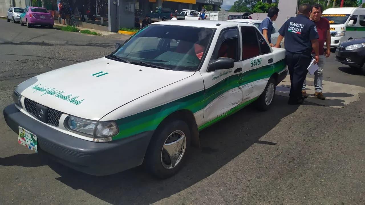 Lesionada al chocar su vehículo contra un taxi