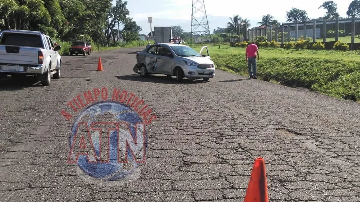 Tráiler y vehículo compacto chocaron en el libramiento oriente