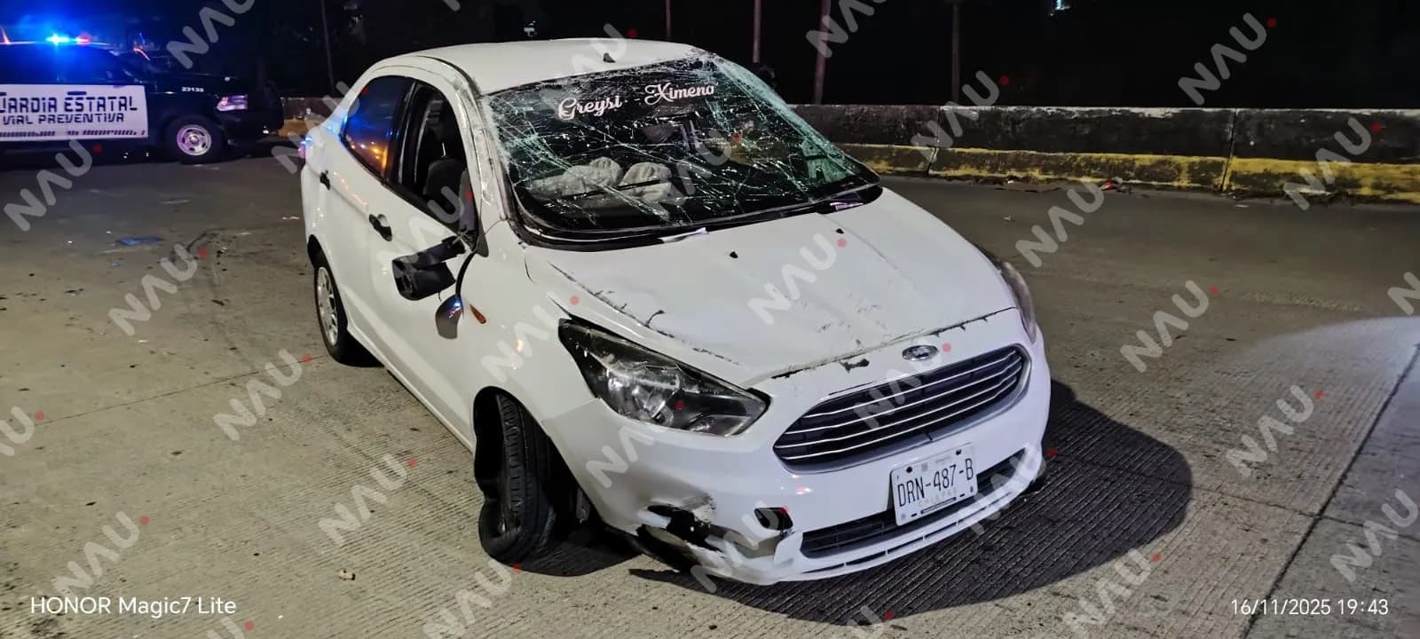 Vehículo queda destrozado tras aparatoso accidente en la entrada a Loma Real