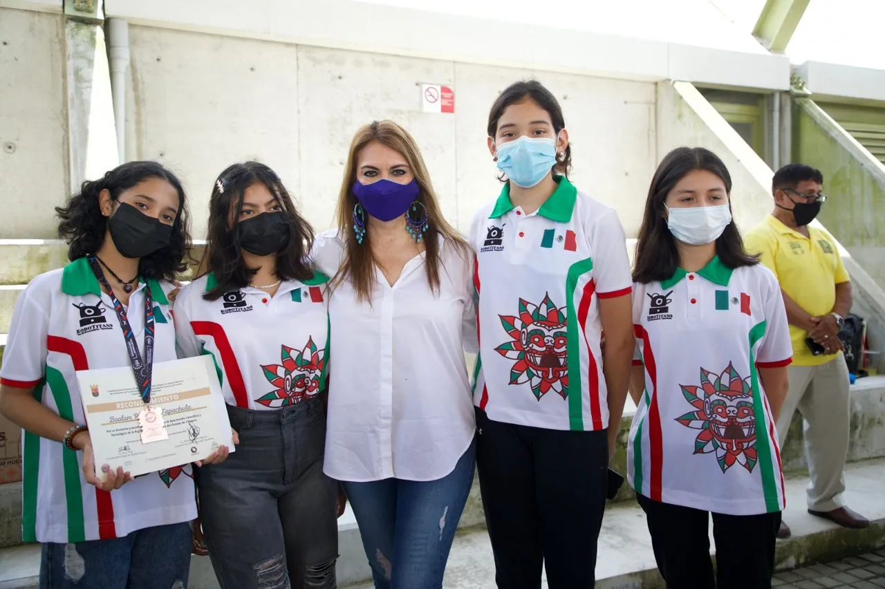 ENTREGAN RECONOCIMIENTOS AL MÉRITO JÓVEN SOCONUSCO