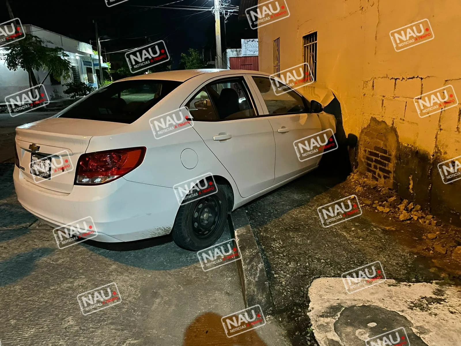 Abandonan automóvil que chocó contra una fachada de una vivienda.
