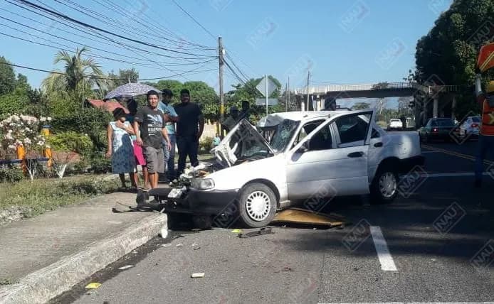 Chocó contra la banqueta porque se le fueron los frenos