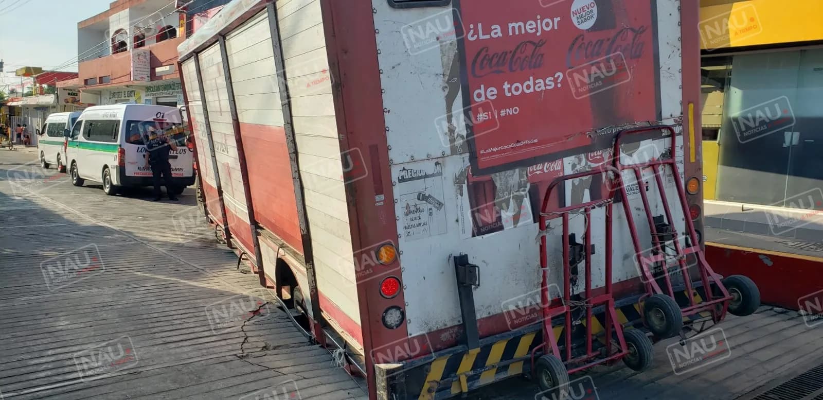 Llanta de camión se fue en un socavón en el centro de Mapastepec