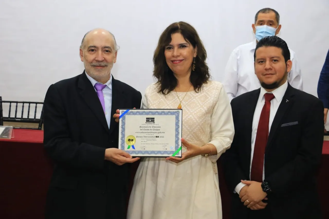 Recibe Secretaría de Educación “Premio Internacional OX 2022” por su portal web institucional.