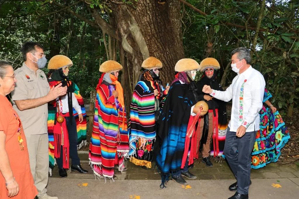 Entrega Rutilio Escandón equipo veterinario, vehículos y uniformes al personal del ZooMAT