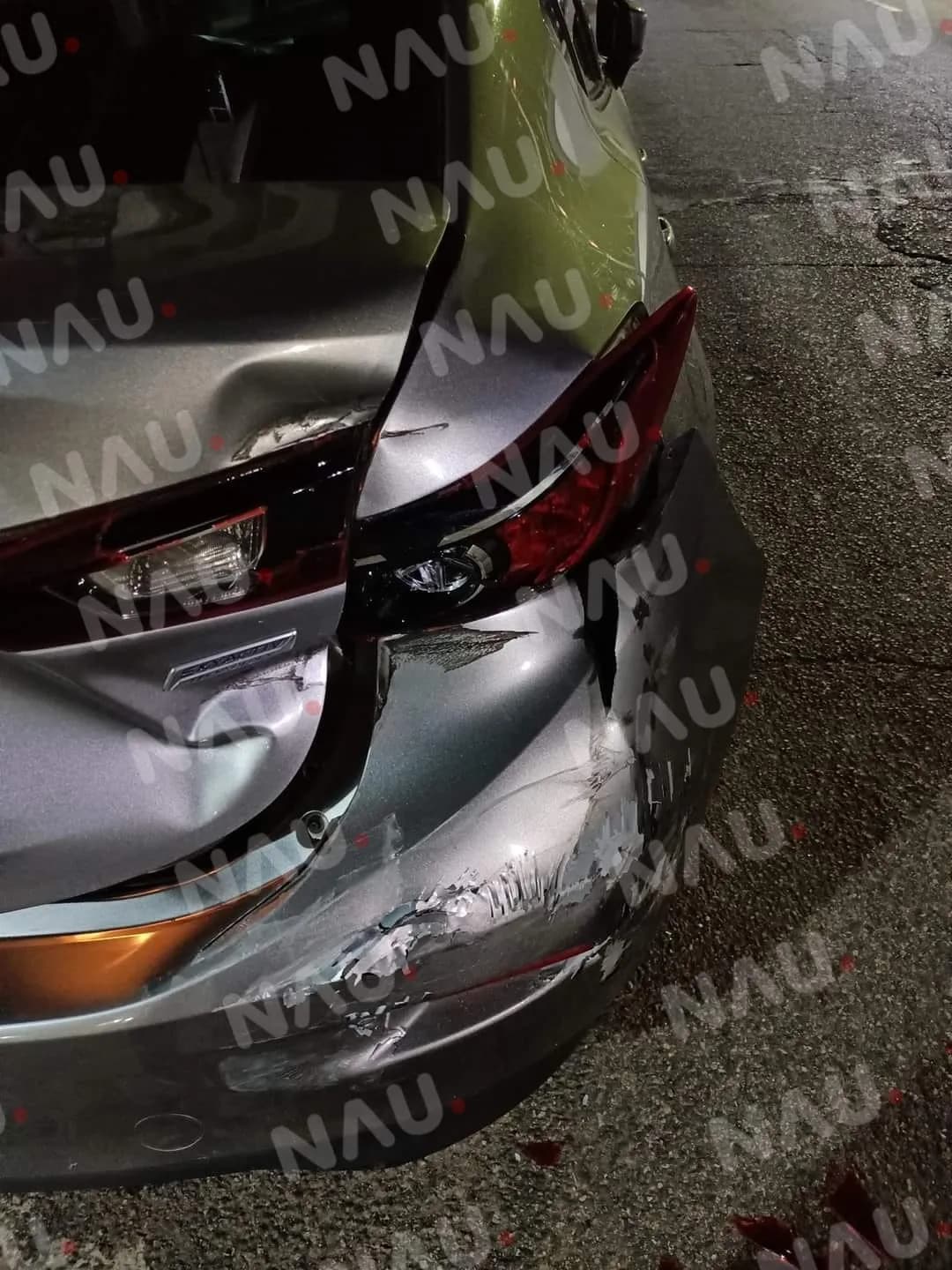 Chocan a vehículo estacionado