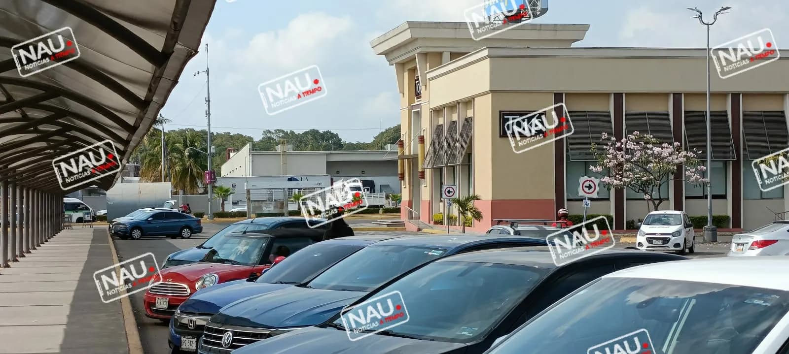Roban en un vehículo frente a Toks.