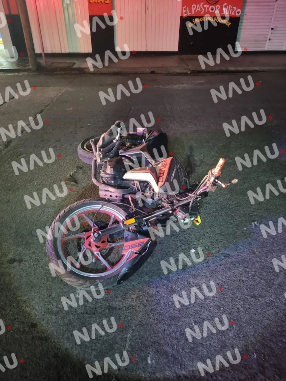 Motociclista atendido por protección civil tras chocar contra un taxi