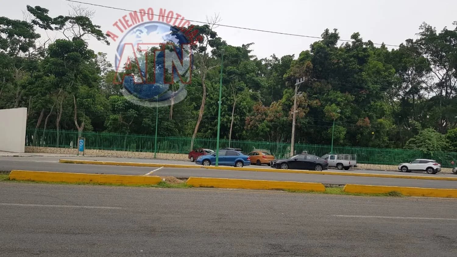 Le cristalearon su carro frente a los cerritos