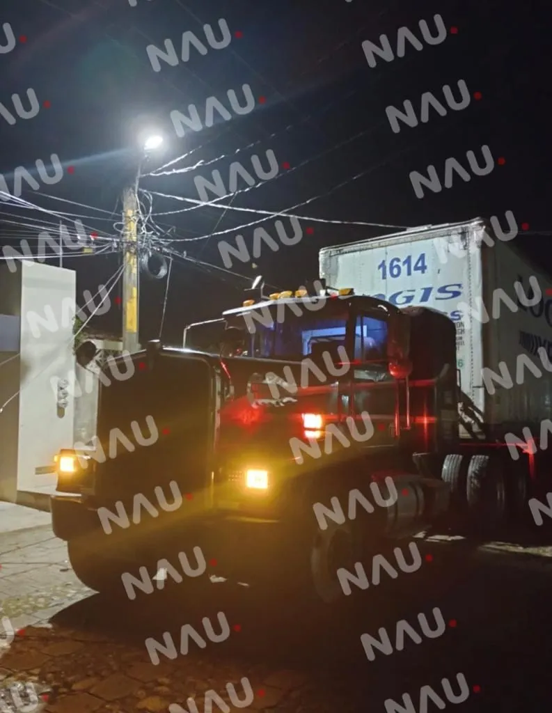 Un tráiler derribó cables de luz en la 15a avenida norte Lomas de Sayula