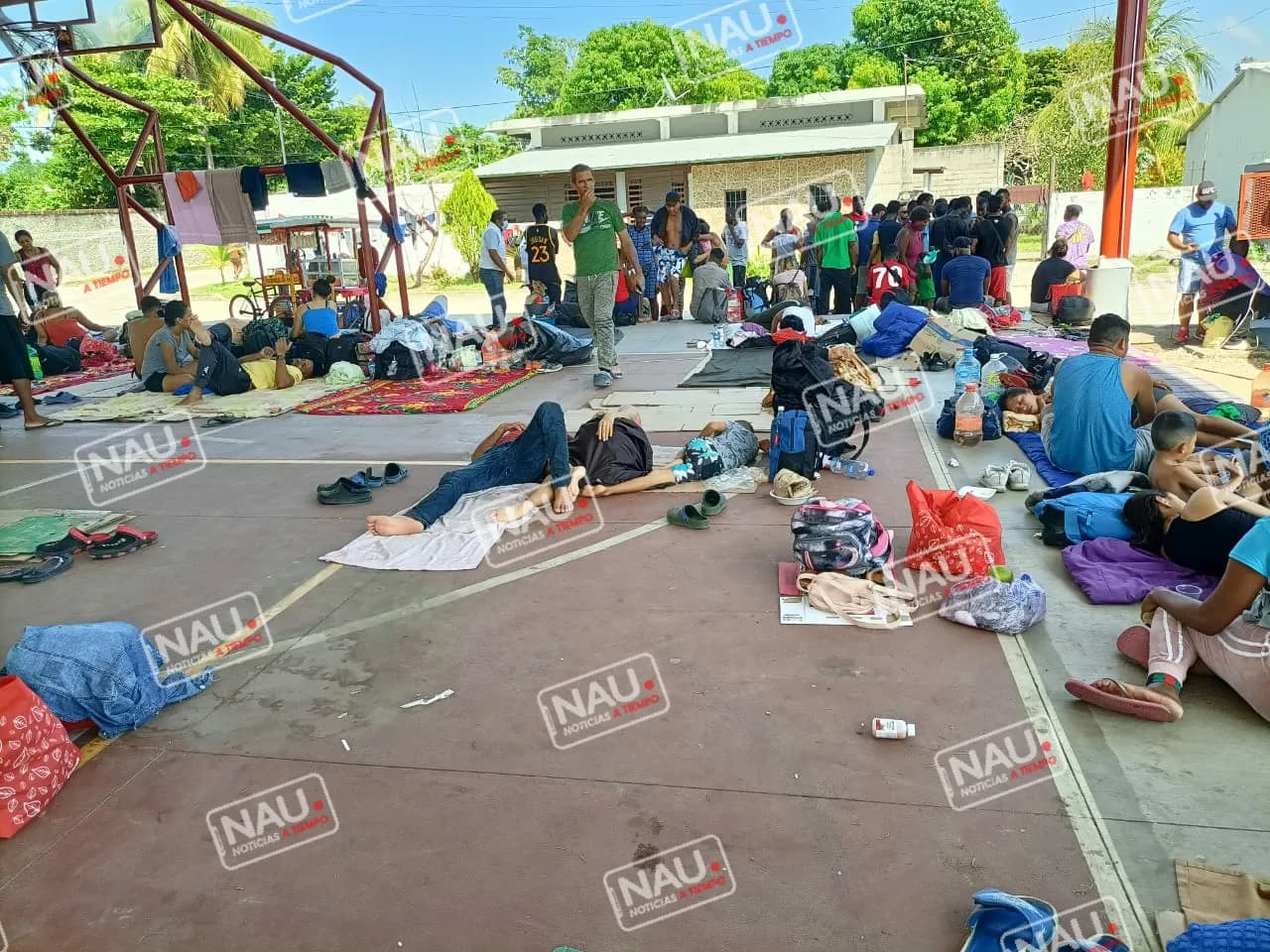 Migrantes esperan que este sábado sean llevados de Mapastepec hacia el centro del país.