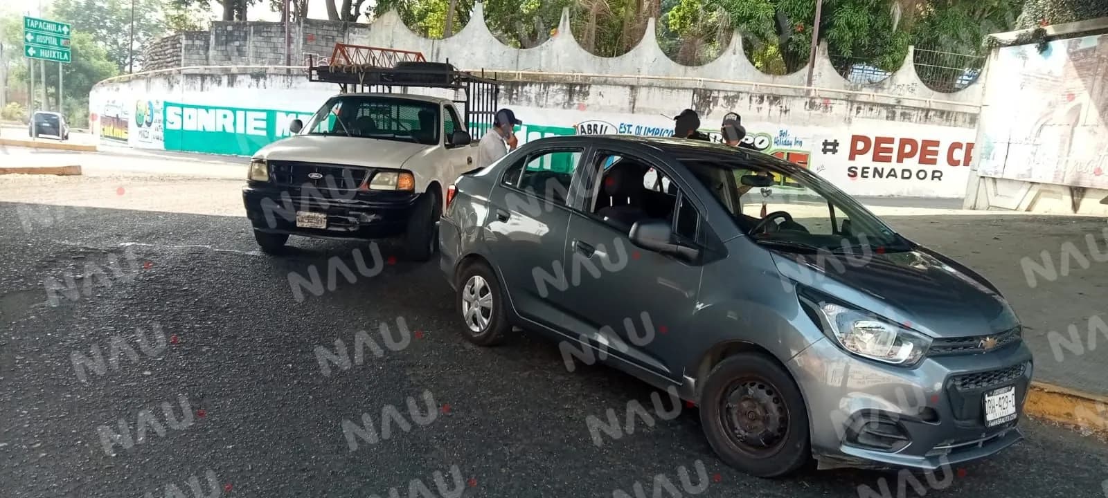 Le salió más caro el caldo qué las albóndigas: Pequeño choque deja daños materiales en Tapachula