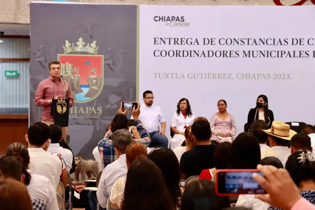 Entrega Rutilio Escandón constancias a coordinadores de Prevención del Delito