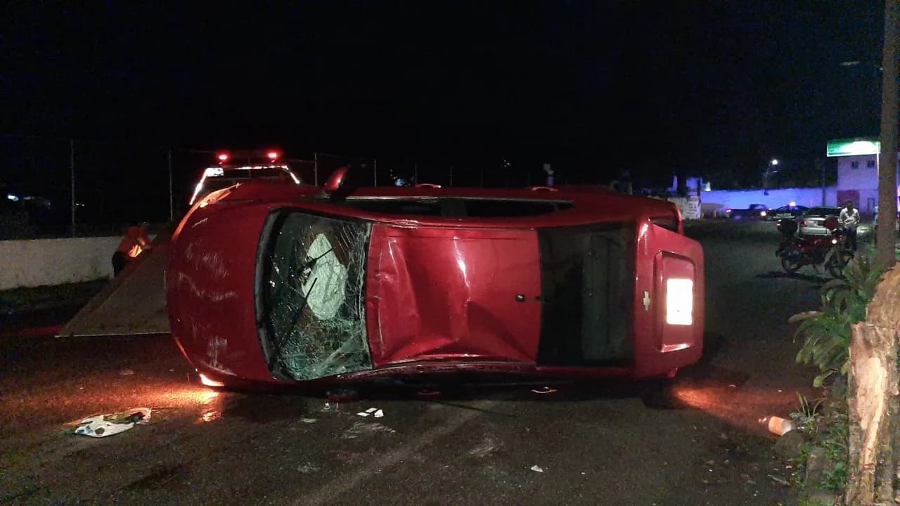 Abandonan automóvil volcado