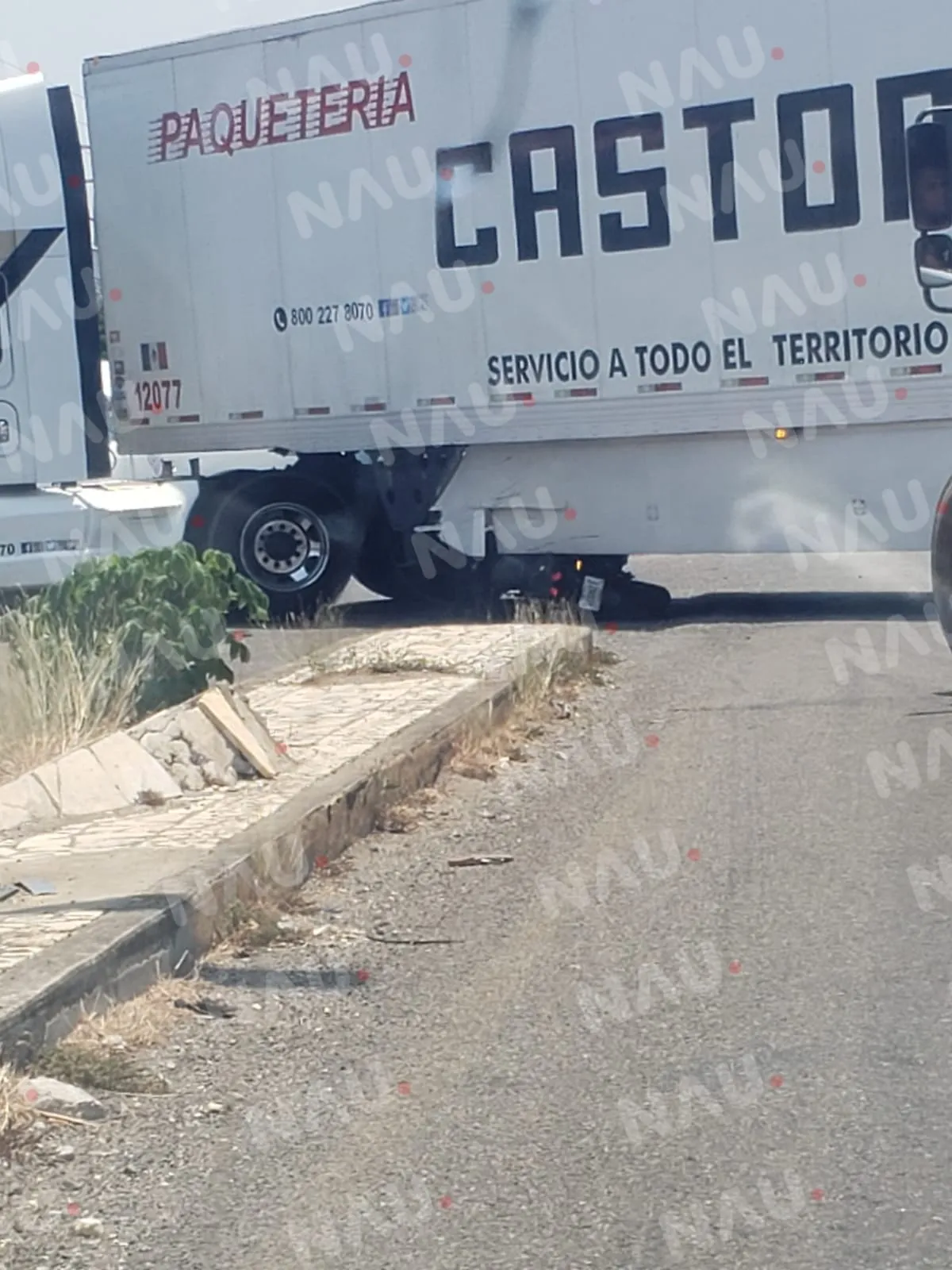 Motociclista menor de edad se estrella contra la caja de un tráiler