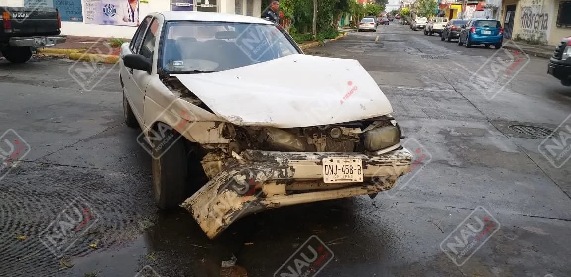 Chocan dos vehículos en el par vial de Tapachula