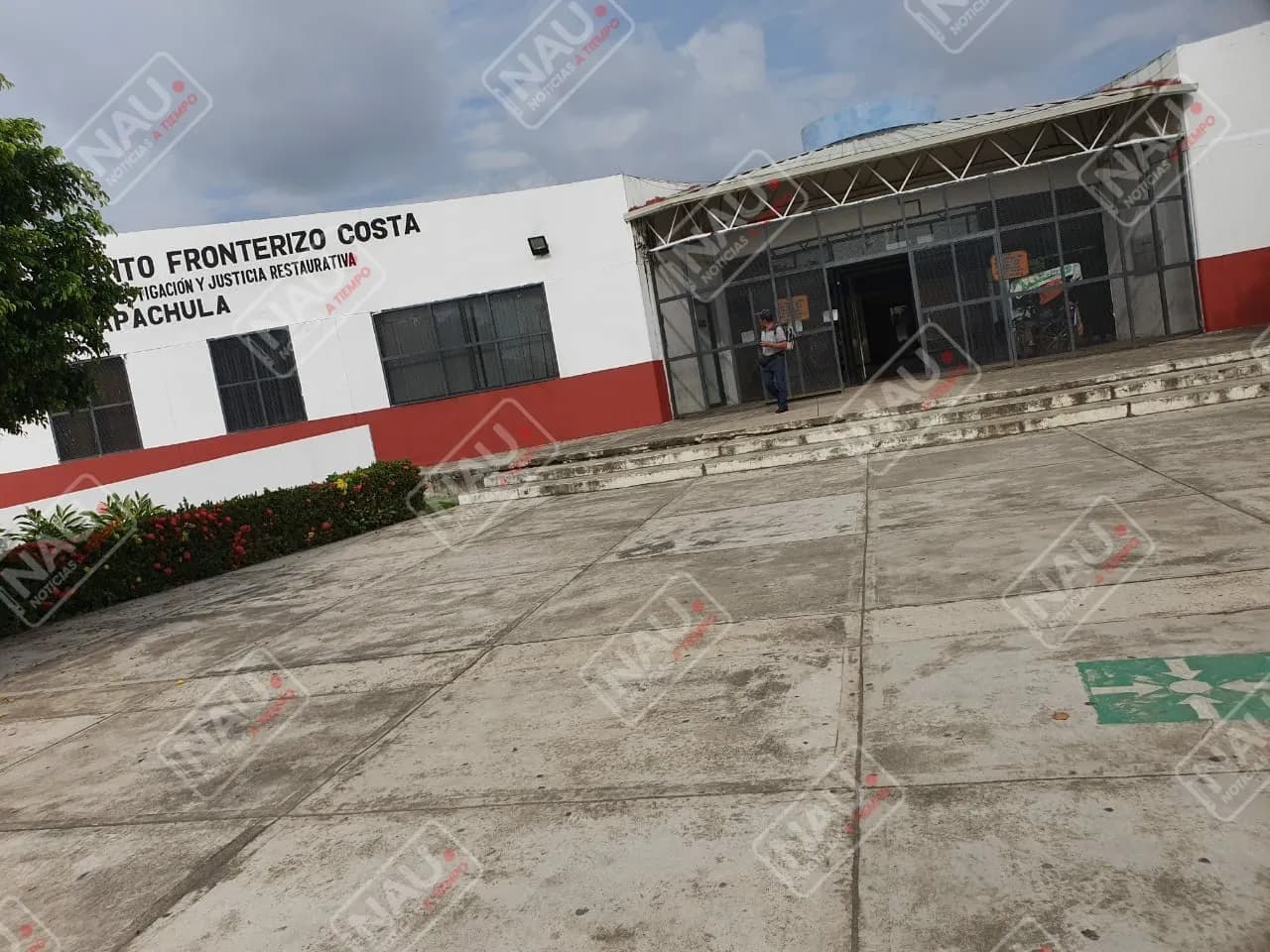 Roban motocicleta de una casa