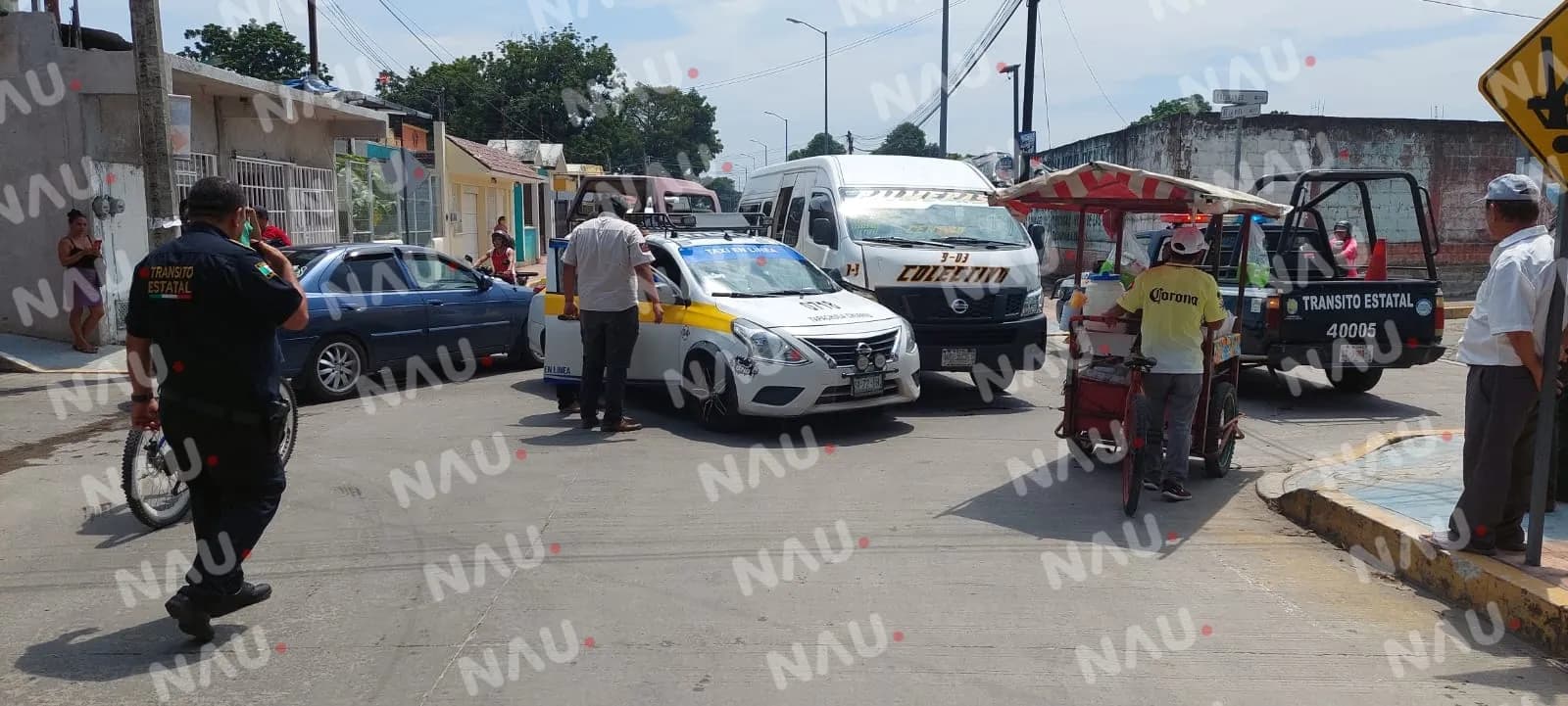 Combista choca contra taxi