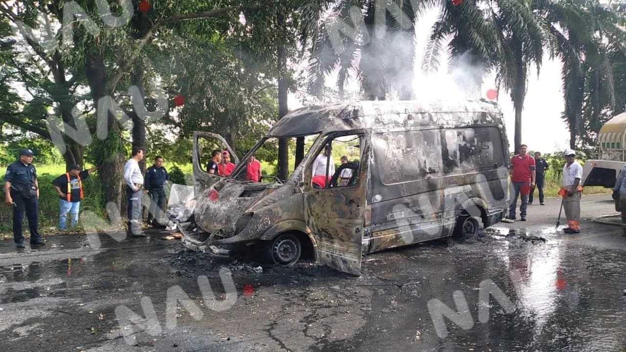 Se incendia vehículo de paquetería en el libramiento “VÍDEO”