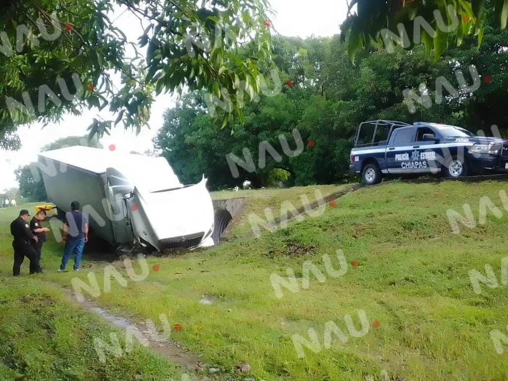 Un tráiler volcó en la carretera costera en el tramo Mapastepec Tapachula