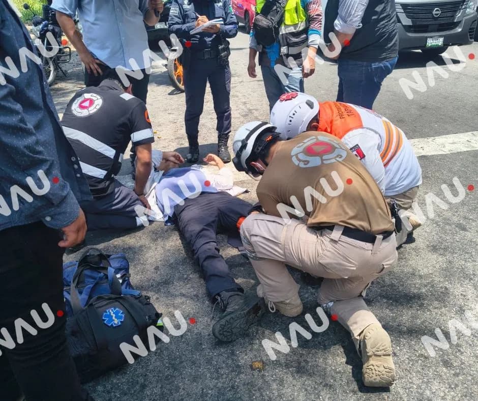 COMBI DE TRANSPORTE PÚBLICO ATROPELLA A MOTOCICLISTA FRENTE A COBACH 08 EN TAPACHULA