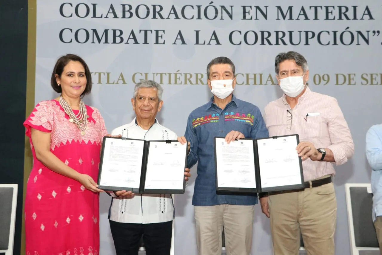 Rutilio Escandón y Roberto Salcedo atestiguan firma de acuerdo por la transparencia y combate a la corrupción