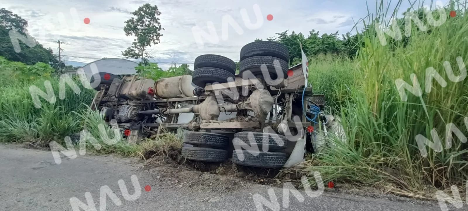 Camión revolvedora sufre volcadura en Tapachula