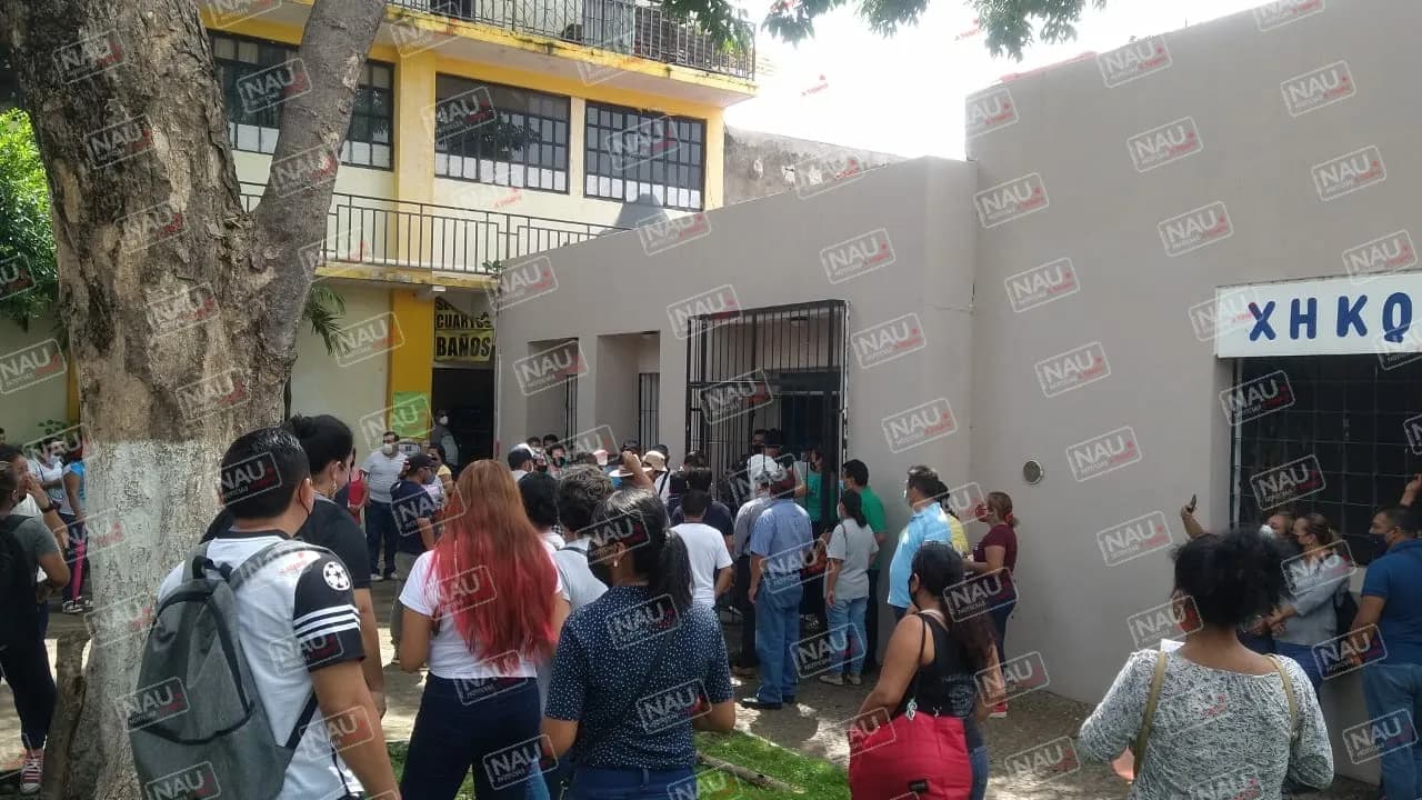 Maestros toman dos radiofusoras en Tapachula.