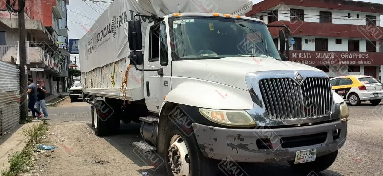 Un camión Torton chocó contra una camioneta