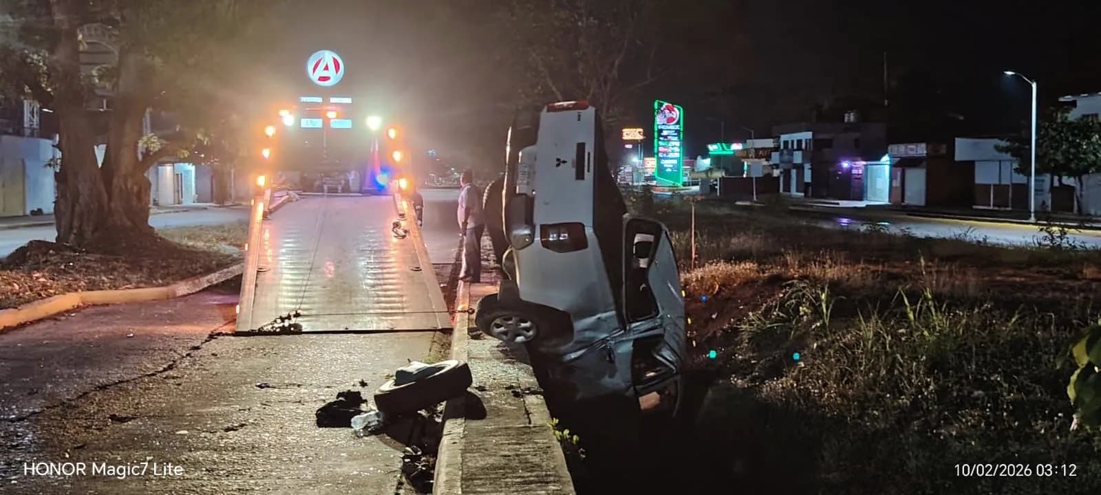 Camioneta cae a dren pluvial en el par vial de la 9ª Sur; conductor sobrevive