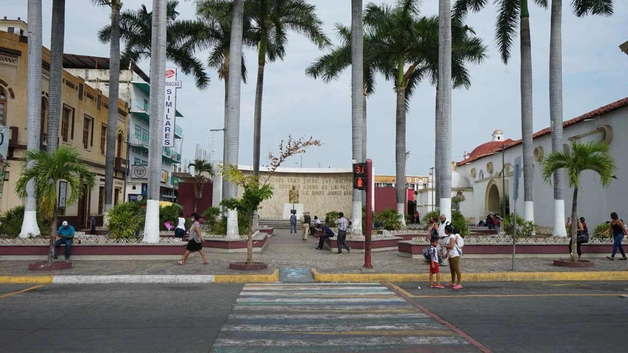 PARA PREVENIR ACCIDENTES, PC MUNICIPAL REALIZA AJUSTES EN ACORDONAMIENTO DEL PARQUE CENTRAL, DE LAS ETNIAS Y JUÁREZ