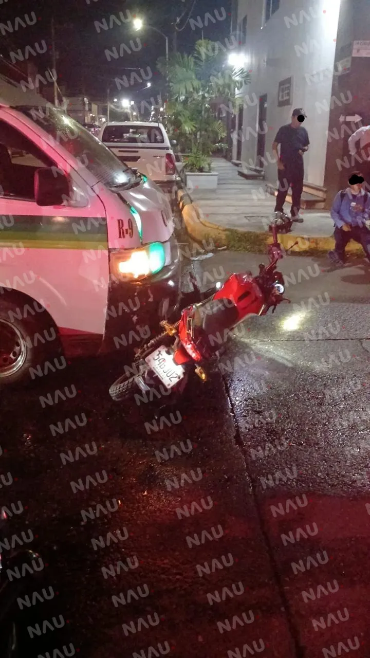 Choque de combi de pasaje y moto deja solo daños