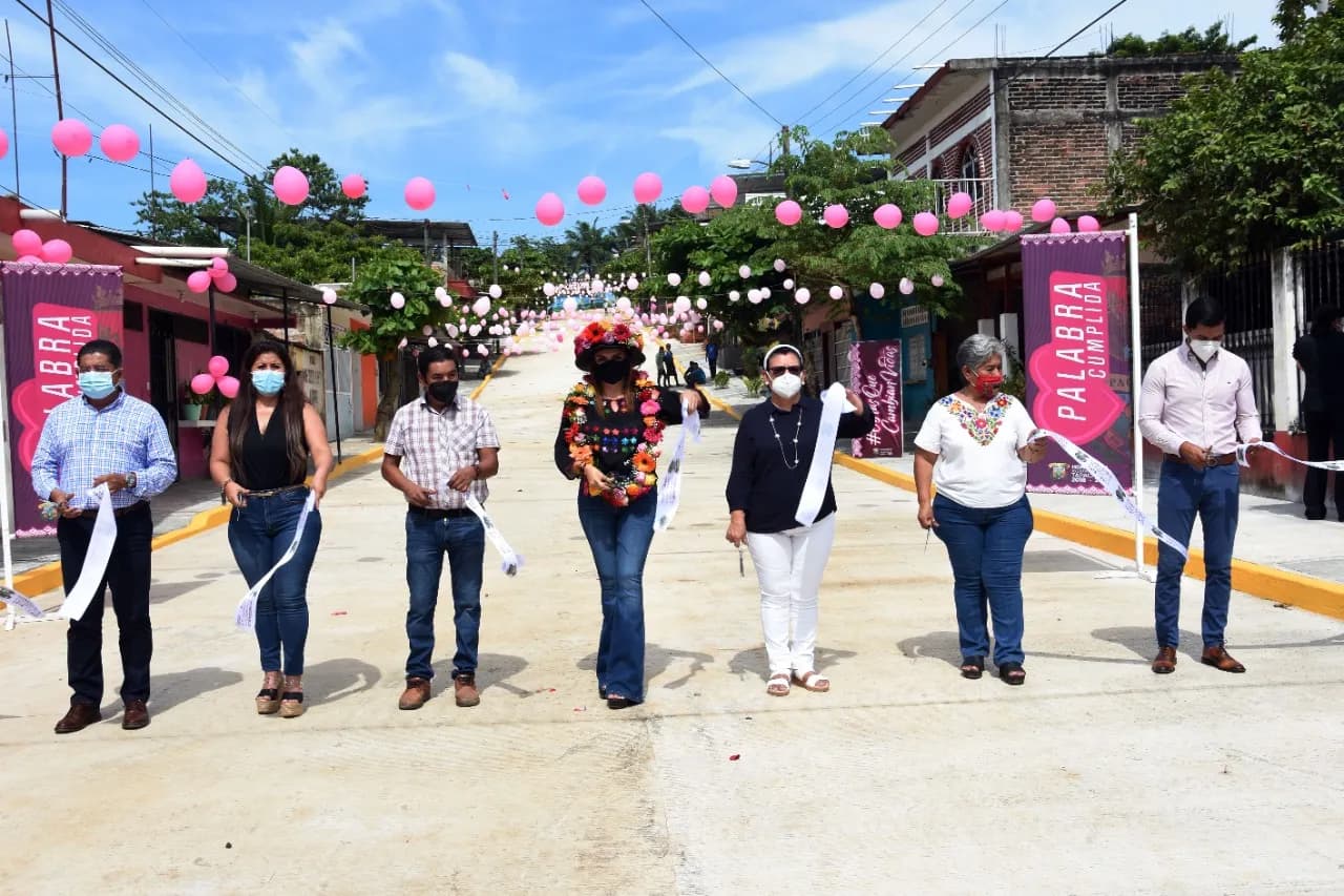 INAUGURA ROSY URBINA NUEVAS VIALIDADES EN LAS COLONIAS REVOLUCIONARIA CAMPESINA Y COLINAS DEL REY