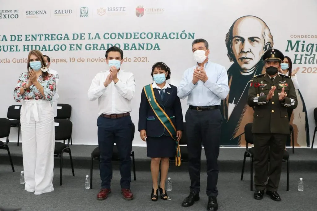 Rutilio Escandón y Zoé Robledo entregan Condecoración Miguel Hidalgo en Grado Banda a personal de salud