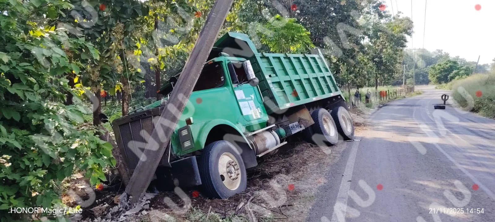 VOLTEO DERRIBA POSTE Y DEJA SIN LUZ A EJIDOS TRAS EVADIR CHOQUE FRONTAL EN TAPACHULA