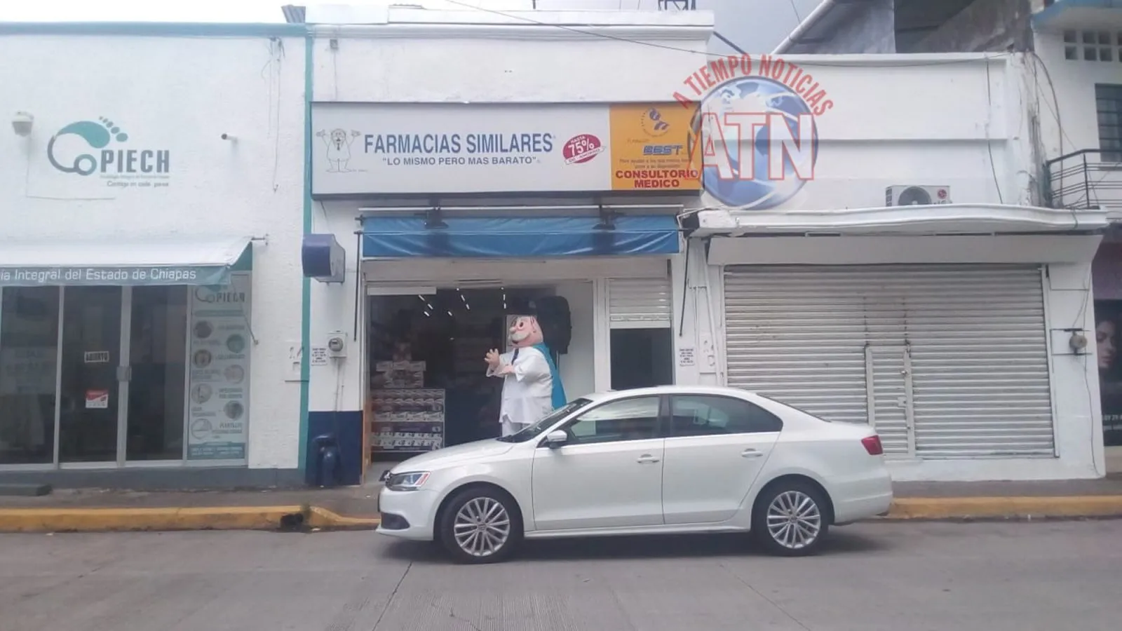 Solo 500 pesos se llevaron en robo a farmacia Similares