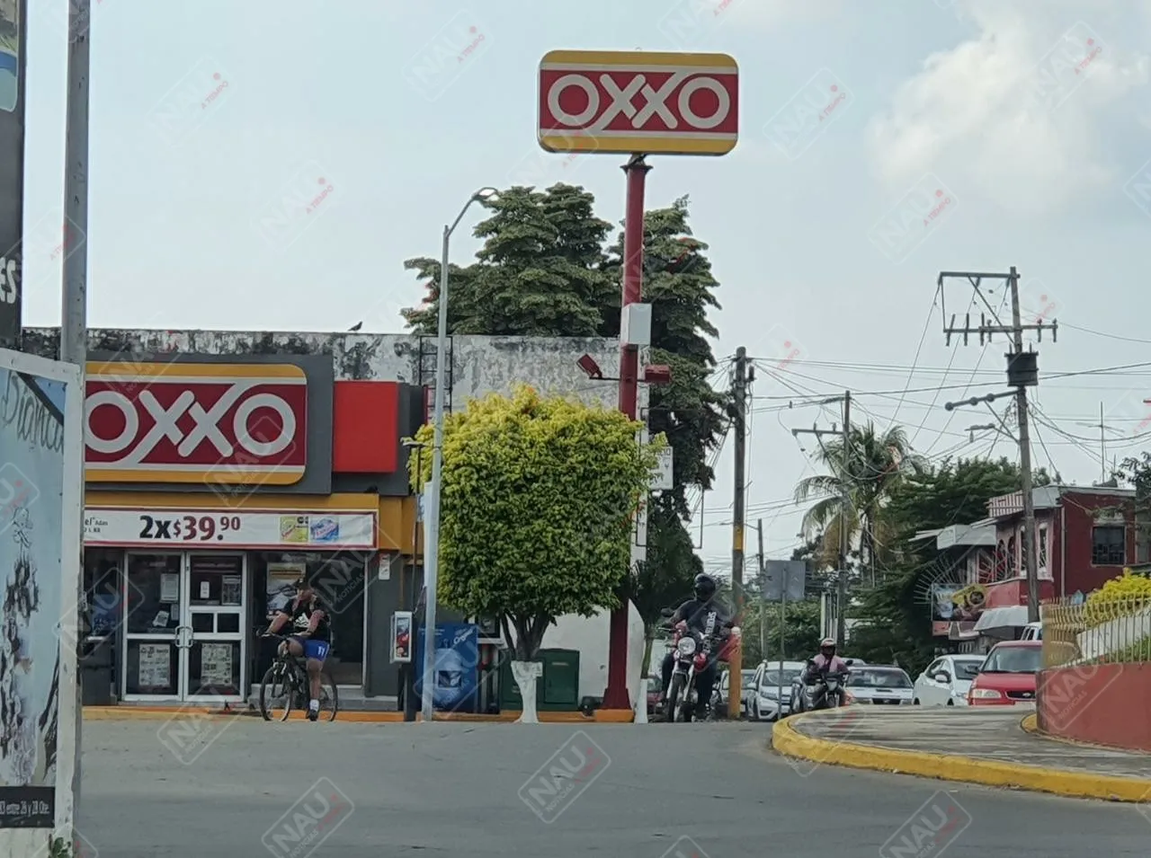 Asaltan tienda Oxxo del reloj floral