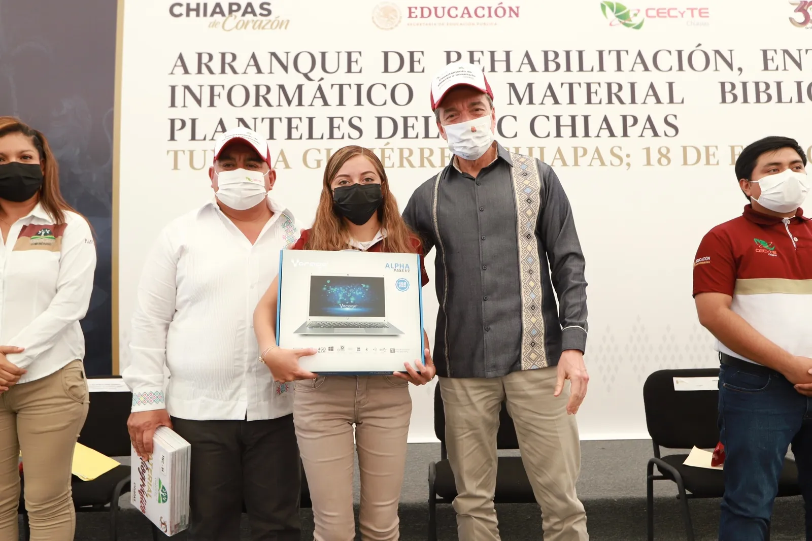 Beneficia Rutilio Escandón con equipo informático y material bibliográfico a 232 planteles de TBC