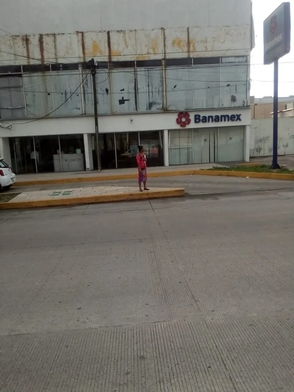 Le robaron 22 mil pesos después de salir de banco