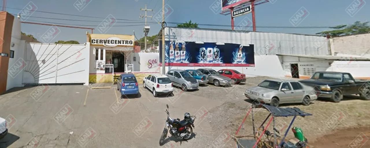 Roban vehículo frente a negocio de cervecería